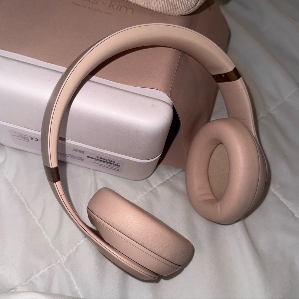 Beats Kim Kardashian studio pro head phones moon - Picture 3 of 7